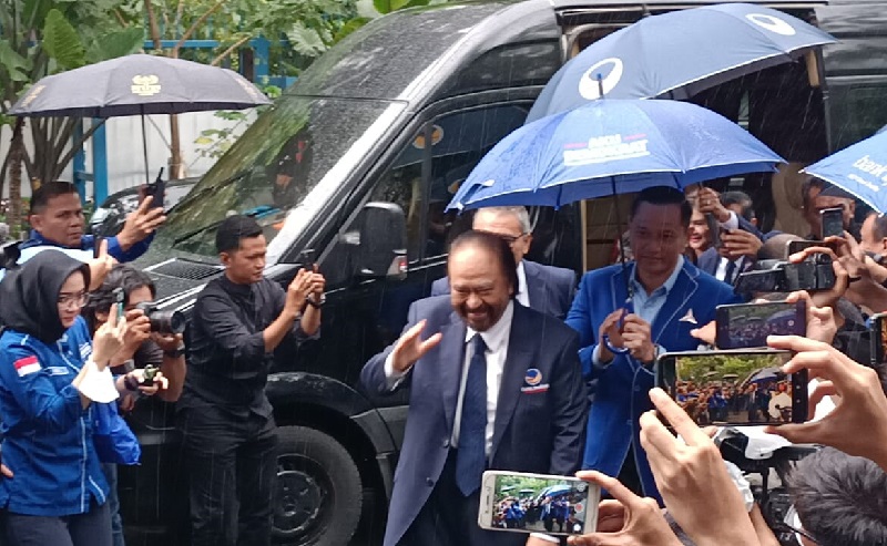 Dipayungi AHY, Surya Paloh Tiba di Kantor DPP Partai Demokrat