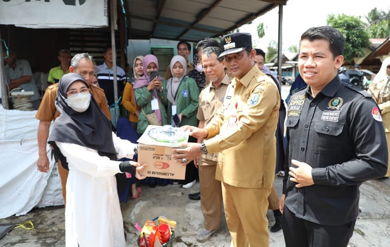 Bentuk Kepedulian Pemerintah, PJ Bupati HSU Serahkan Bantuan Korban Kebakaran