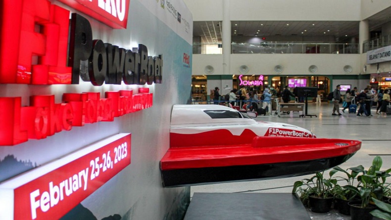 Penonton hingga Pembalap F1 Powerboat Disambut Patung Raja Batak di Bandara Silangit