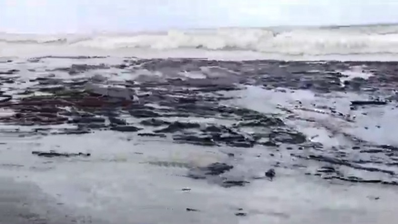 Tumpahan Aspal dari Kapal MV AASIH Mulai Cemari Spot Surfing di Nias Utara