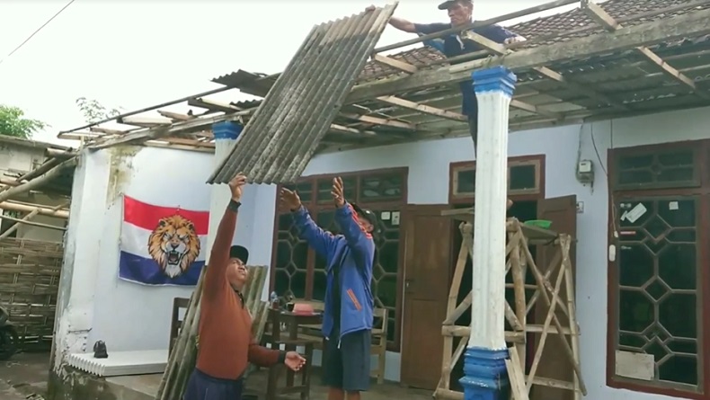 Polisi Ganti Rugi Rumah Warga Rusak akibat Pendaratan Helikopter Kapolda Jatim