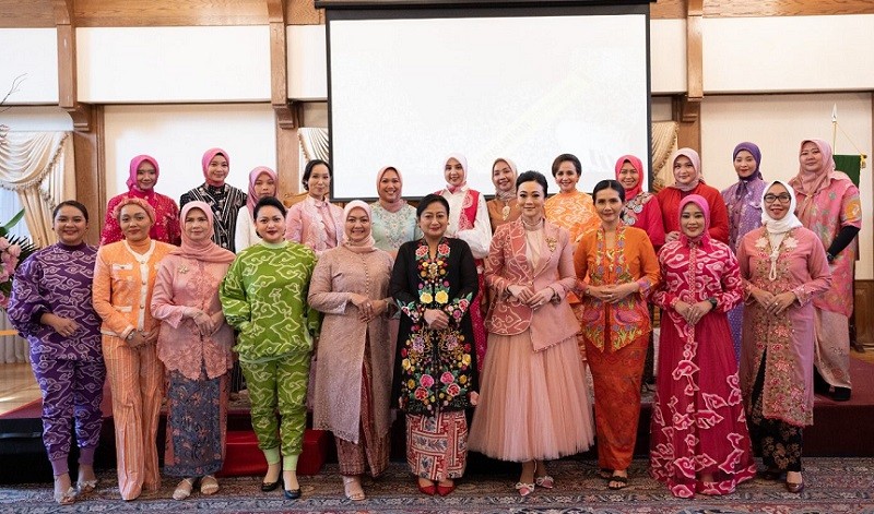 Dharma Wanita KBRI Washington Promosikan Wastra Nusantara di Roadshow NYFW  