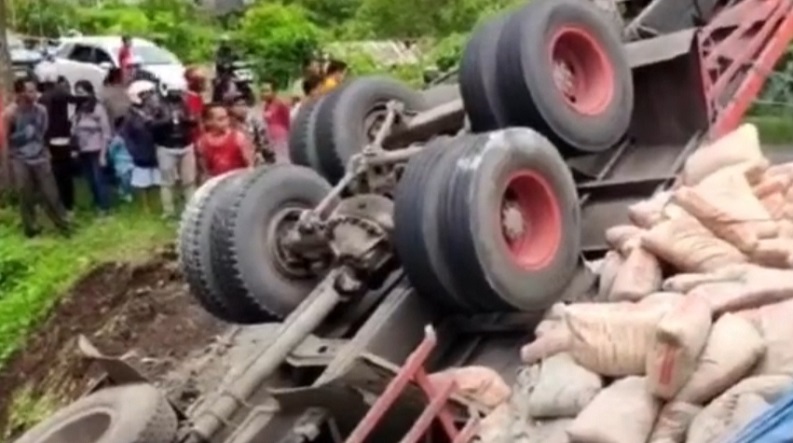 Truk Muatan Semen Terjun ke Sungai di Jalan Raya Blitar-Malang, Diduga Rem Blong