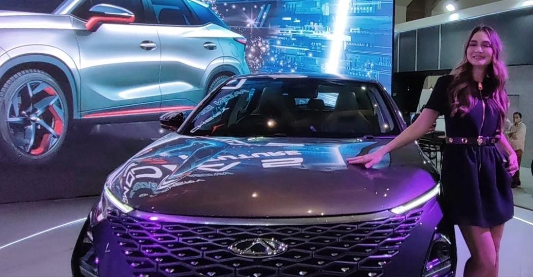 Beli Mobil di IIMS 2023, Luna Maya Sambangi Booth Chery Kepincut Omoda 5