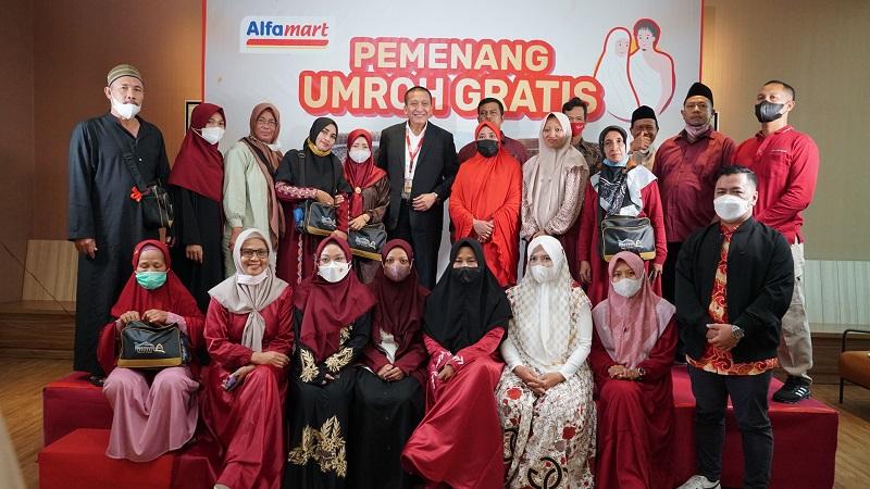Alfamart Berangkatkan Suriyani dan 20 Orang Lainnya Beribadah Umroh