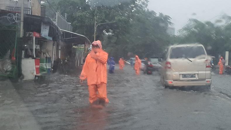 Banjir di Jalan Kebayoran Lama Jaksel, Air Selutut Orang Dewasa