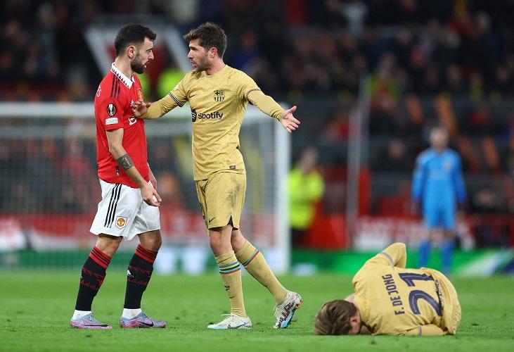 Bruno Fernandes Tendang Bola ke Badan Frenkie de Jong, Netizen: Harusnya Kartu Merah!