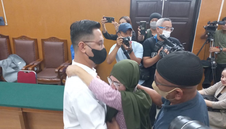 Menangis, Sang Ibu Peluk Irfan Widyanto Sebelum Sidang Vonis Perintangan Penyidikan