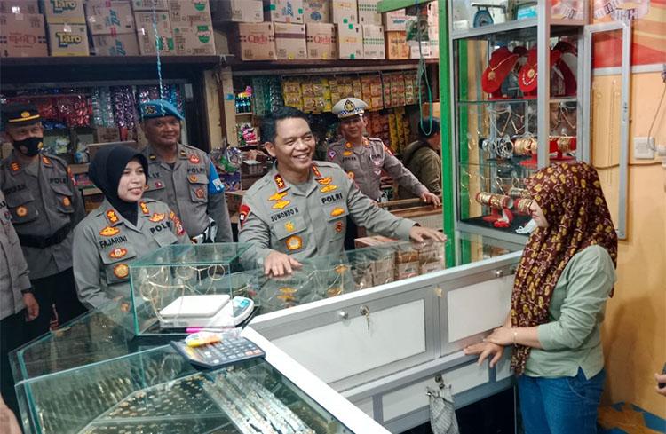 Kunjungi Pasar Wates, Kapolda DIY Terima Curhat Pedagang Adanya Pinjaman Liar