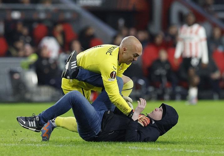 Viral! Kiper Sevilla Marko Dmitrovic Lumpuhkan Hooligan PSV yang Masuk Lapangan