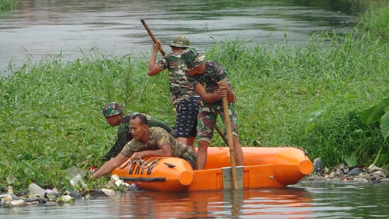 Banjir Pekalongan, Petugas Gabungan Bersihkan Sampah dan Enceng Gondok di Sungai Bremi