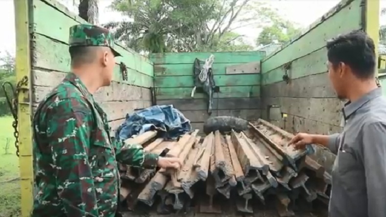 TNI dan Petugas KAI Tangkap Truk Angkut 50 Rel Kereta Api Curian di Asahan