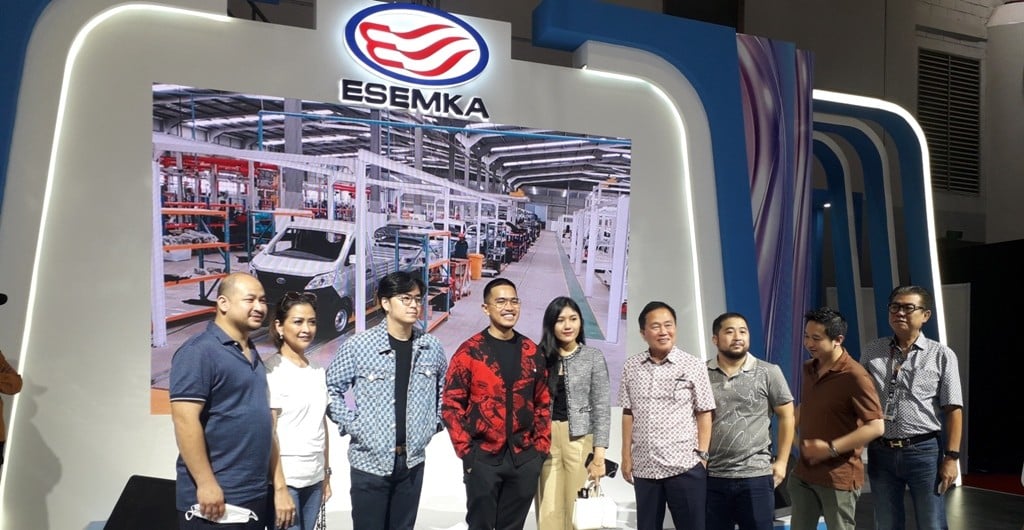 Gandeng Istri Kaesang Pangarep Sambangi Booth Esemka, Ditawari Beli Mobil Ambulans Listrik