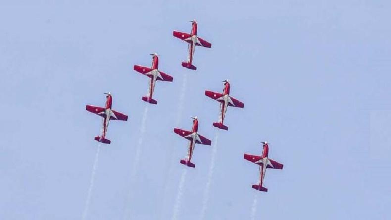 Aksi Jupiter Aerobatic Team TNI AU di Langit Danau Toba, Penonton F1 Powerboat Terkesima