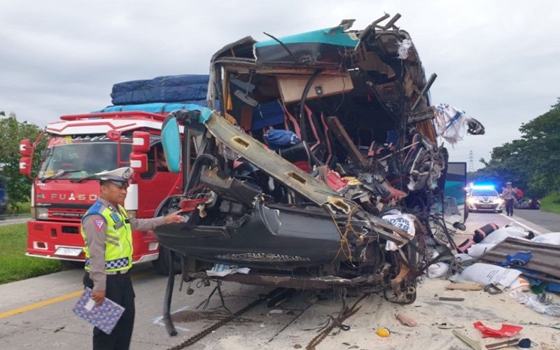 Kecelakaan Maut Hari Ini, Bus Tabrak Truk di Tol Cipali Cirebon, 5 Orang Tewas