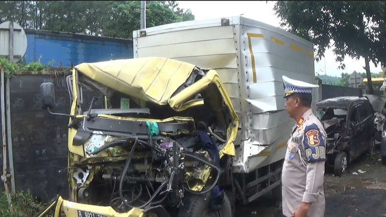 Kronologi Kecelakaan Maut di Km 77 Tol Cipularang Purwakarta, Truk Boks Oleng