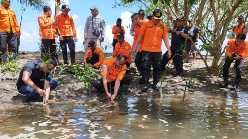 Basarnas Manado Tanam 200 Bibit Mangrove di Likupang Timur Minahasa Utara