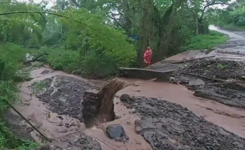 Banjir Kiriman Gunung Agung Putus Jalan Penghubung Desa di Karangasem