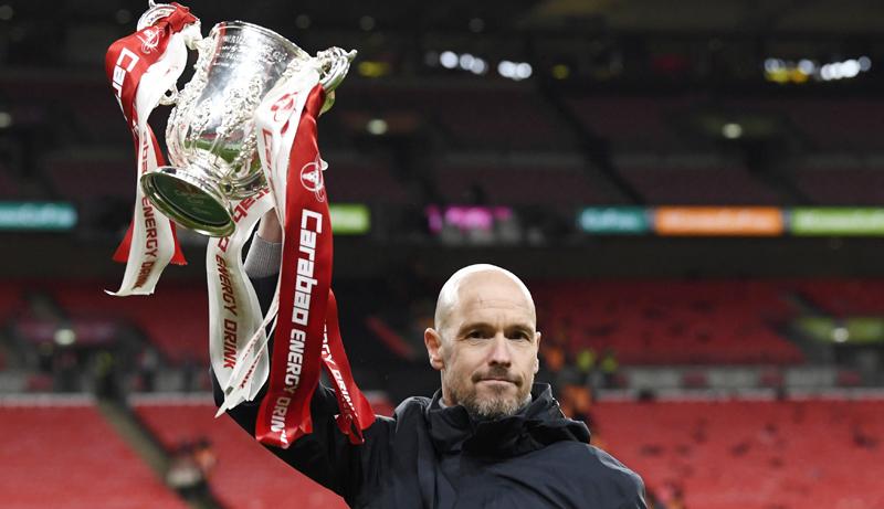 Momen Kocak, Erik ten Hag Nyaris Tinggalkan Trofi Piala Liga Inggris di Ruang Jumpa Pers
