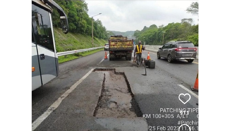 Ustaz Yusuf Mansur Wakili Aspirasi Pengguna Tol, Jasa Marga Sigap Tambal Lubang, Netizen: Langsung Beres!
