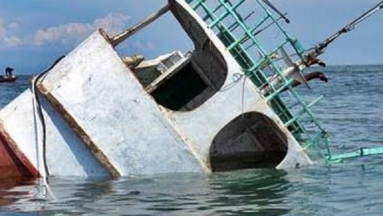 Ini Penampakan Perahu Motor Pengangkut Garam Tenggelam di Perairan Sangiang