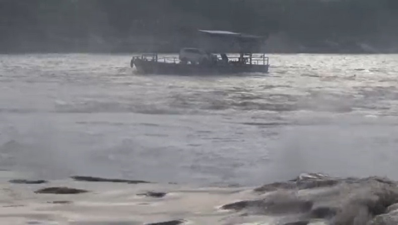 Kapal Penyeberangan Terseret Arus Sungai Brantas, Mobil Terjebak, 6 Penumpang Selamat