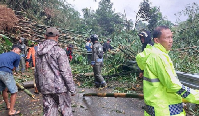 Jalan Alternatif Cigombong Bogor Tertutup Longsor, Polisi Alihkan Lalu Lintas