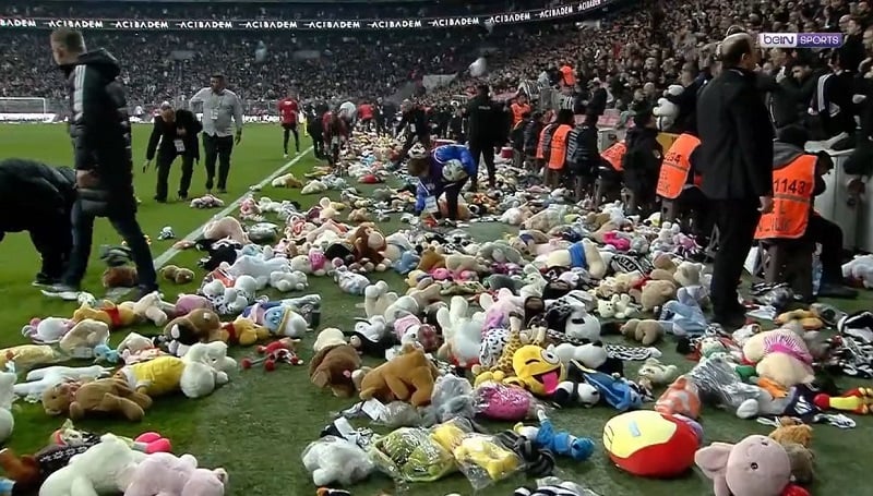 Liga Turki Lanjut usai Bencana Gempa, Penonton Lempar Boneka dan Mainan ke Lapangan