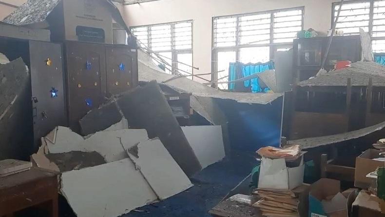 Diterjang Angin Kencang, Atap Sekolah dan Belasan Rumah di Tegal Rusak