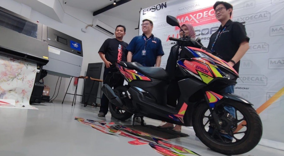 Kembangkan Stiker Modifikasi, Maxdecal dan Epson Kolaborasi