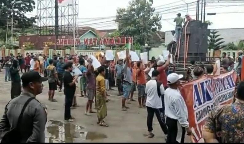 Kecewa Izin Pentas Dangdut Ditolak, Ratusan Nelayan di Rembang Geruduk Kantor Kecamatan