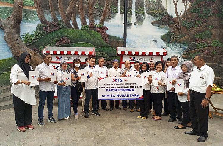Bangkitkan UMKM, Partai Perindo Bagikan Gerobak Gratis ke Pedagang Bakso di Jogja 