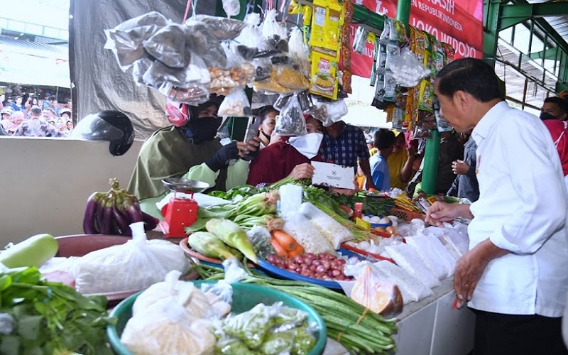 Cek Harga Bahan Pangan di Pasar Tenguyun Tarakan, Jokowi Sebut Pasokan Baik Tidak Ada Masalah
