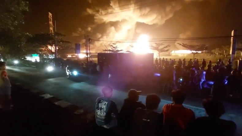 Ngerinya Kebakaran Pabrik Kasur Busa di Cirebon, 5 Jam Belum Padam 18 Damkar Diterjunkan
