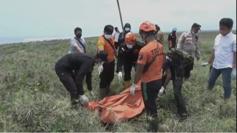 Mayat Nenek Tanpa Identitas Ditemukan Membusuk di Pantai Wotgalih Lumajang, Ini Cirinya