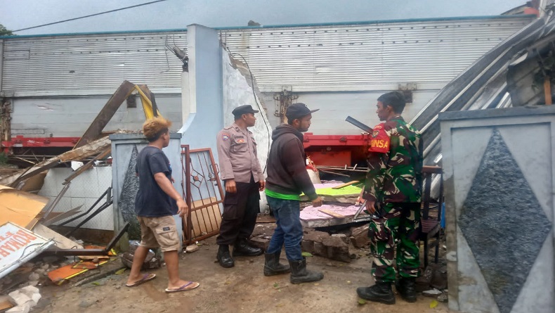 Truk Tabrak Rumah dan Kendaraan di Jalur Tengkorak Cianjur-Sukabumi, 1 Tewas