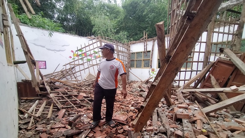 Atap Kelas SDN 3 Sukagumiwang Indramayu Ambruk Diterjang Hujan dan Angin Kencang 