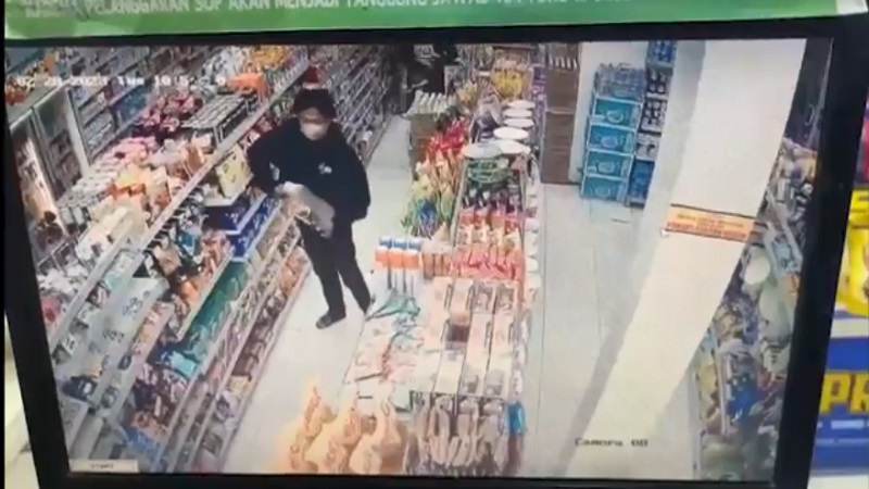 2 Pria Terekam CCTV Curi Susu Formula dan Minyak Sayur di Minimarket