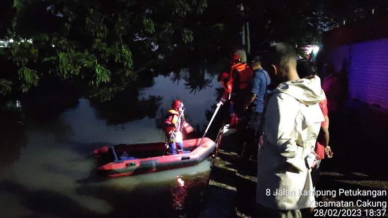 Pemuda Tenggelam di Kali Cakung saat Ambil Topi yang Dilempar Temannya