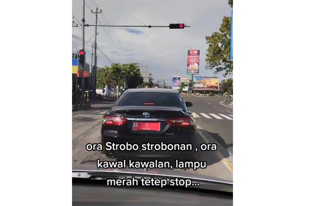 Viral Momen Mobil Sri Sultan Berhenti di Lampu Merah tanpa Pengawalan