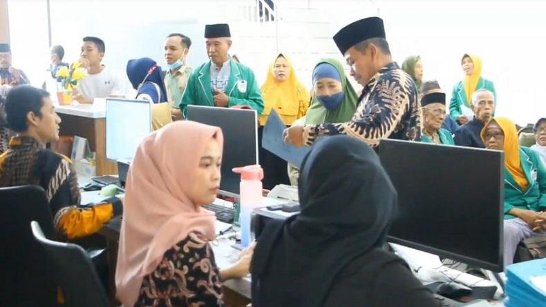 Ratusan Calon Jemaah Haji Blora Urus Pembuatan Paspor