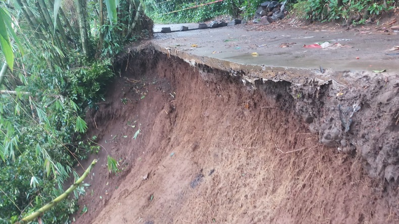 Digerus Longsor, Jalan Antardesa di Cugenang Cianjur Ambles