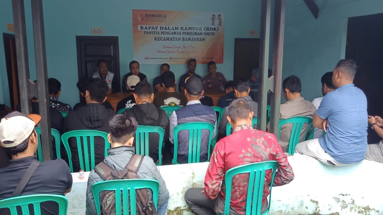 Puluhan Petugas PPK dan PPS Geruduk Sekretariat Panwascam Banjaran Majalengka, Ada Apa?