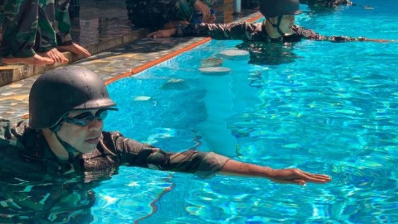 Tingkatkan Stamina dan Ketahanan Fisik, Prajurit Lanudal Manado Latihan Renang Militer 