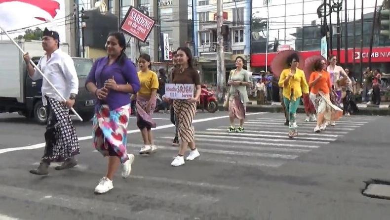 Hari Sarung Nasional, Komunitas Budaya di Semarang Gelar Peragaan Busana Jalanan