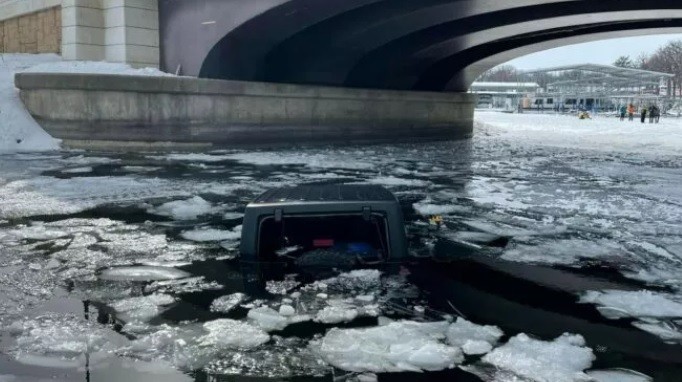 Jalan-Jalan Pakai Jeep Wrangler Kakek Tajir Berusia 83 Tahun Tenggelam di Danau