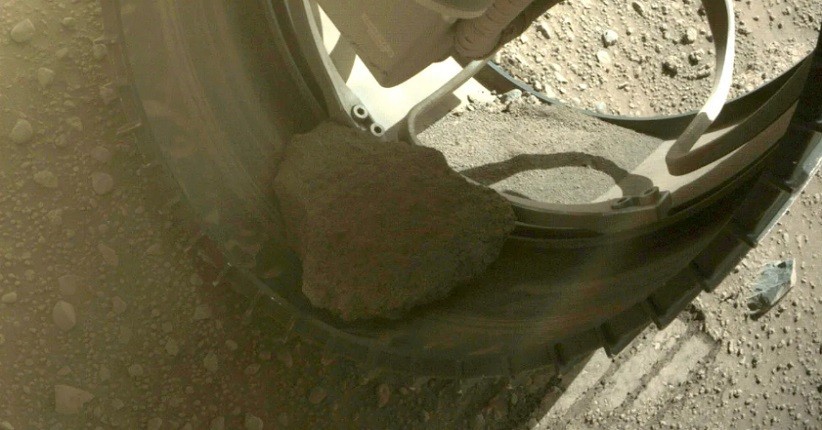 Rover Mars NASA Jadi Tumpangan Batu, Ikut Berjalan Bermil-mil