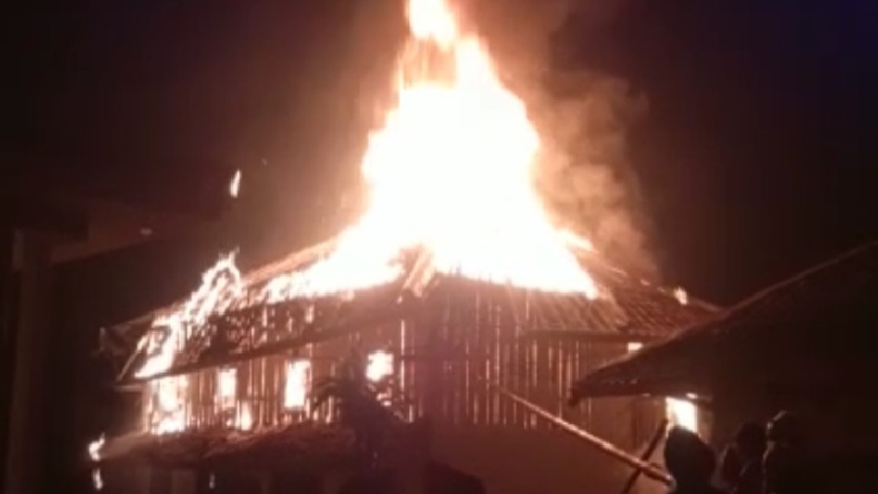 Ponpes di Takokak Cianjur Terbakar Hebat saat Santri Pengajian di Masjid