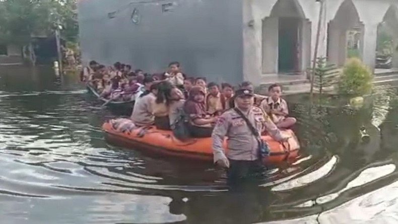 Banjir Kudus, Polisi Sediakan Perahu untuk Siswa agar Bisa Ikut Ujian