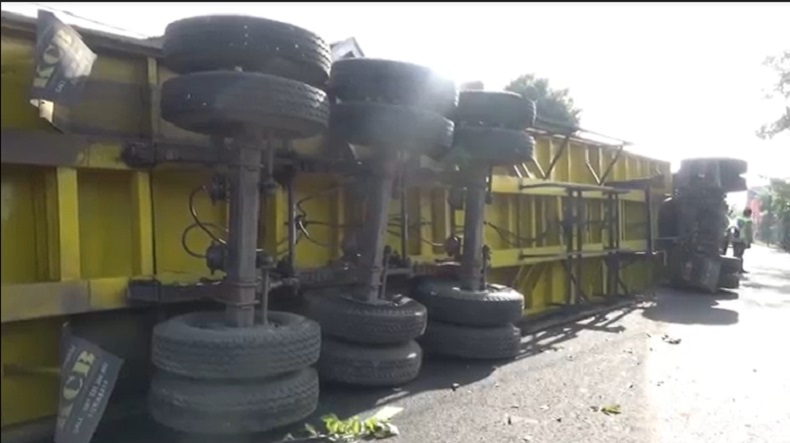 Kecelakaan di Nganjuk, Truk Trailer Oleng Tabrak 2 Warung hingga Hancur